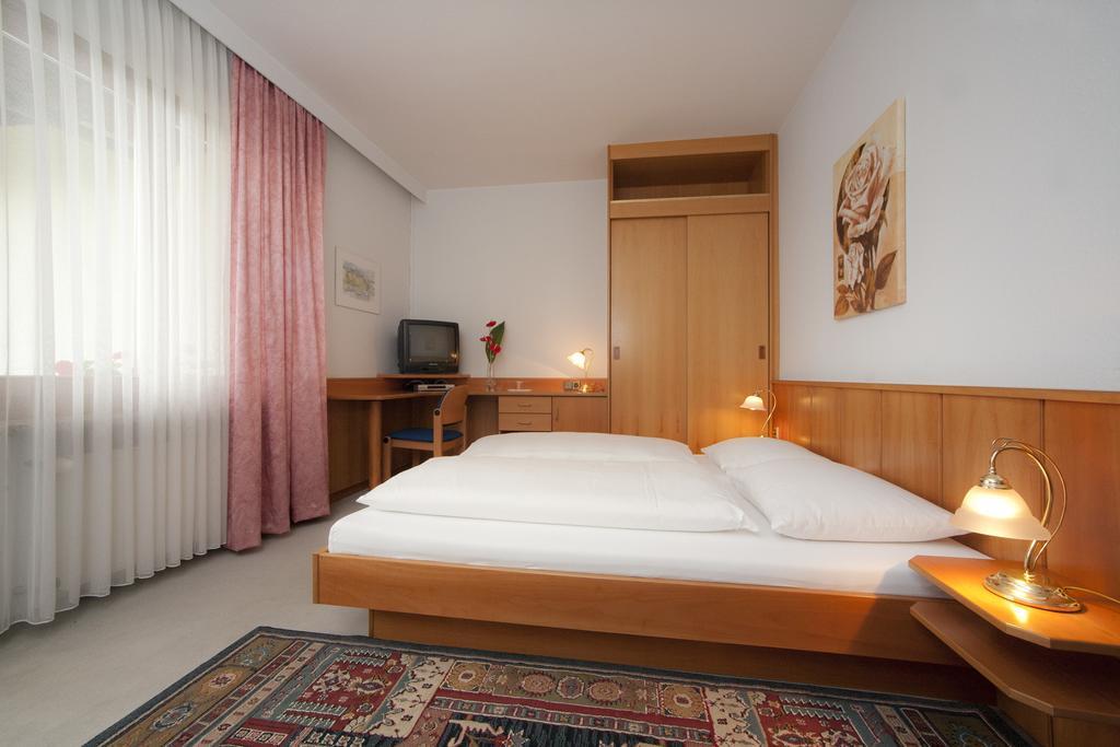 Beautyfarm Landhaus Servus Velden am Wörthersee Стая снимка